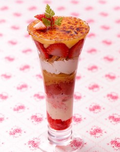 「俺のイタリアン」よりも混んでいる老舗ファミレスの逆襲 苺のブリュレパフェ