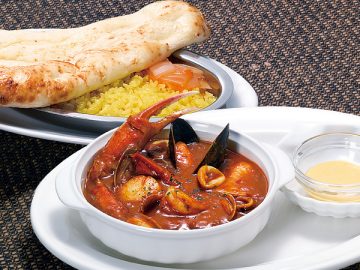 「俺のイタリアン」よりも混んでいる老舗ファミレスの逆襲 ブイヤベースカレー&サフランライス・ナン