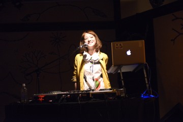 ルイ・ヴィトンのセレブパーティでカリスマドットコムがホログラムライブを披露 カリスマドットコム