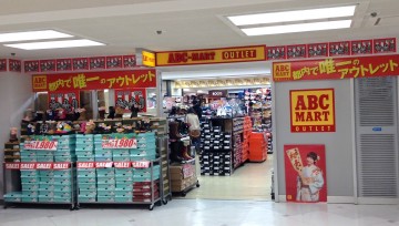 ユニクロ通は銀座・新宿より五反田TOC店!ビル内に謎の激安店も ABCマート