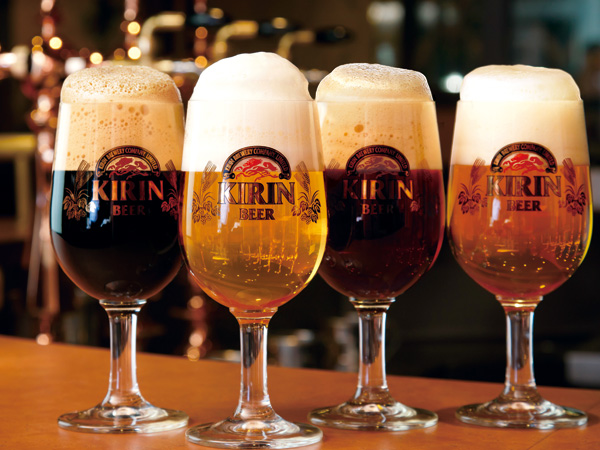 グラスに3度注ぎされたビール