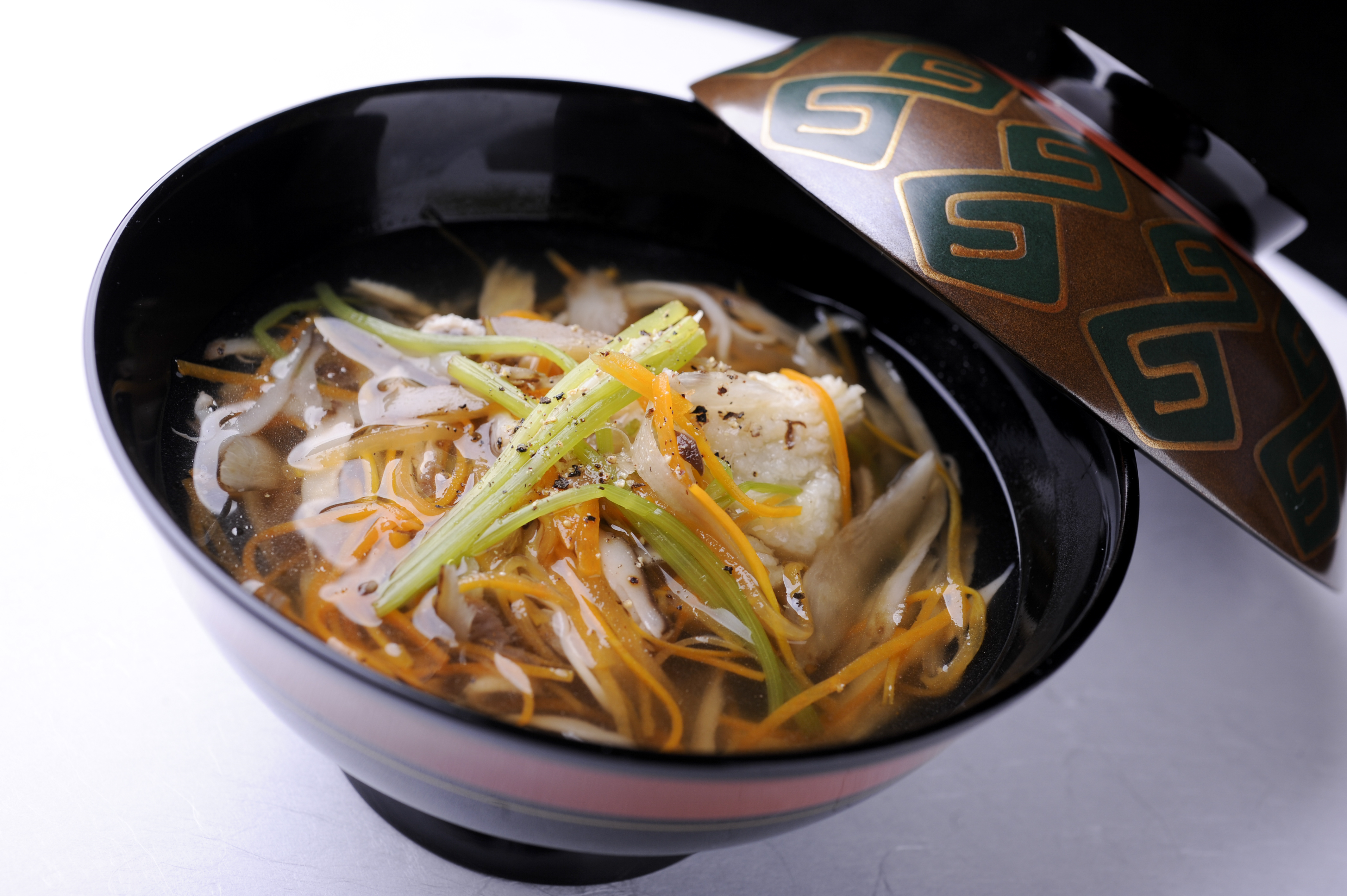 揚げ鱧と刻み野菜のお吸物　沢煮風