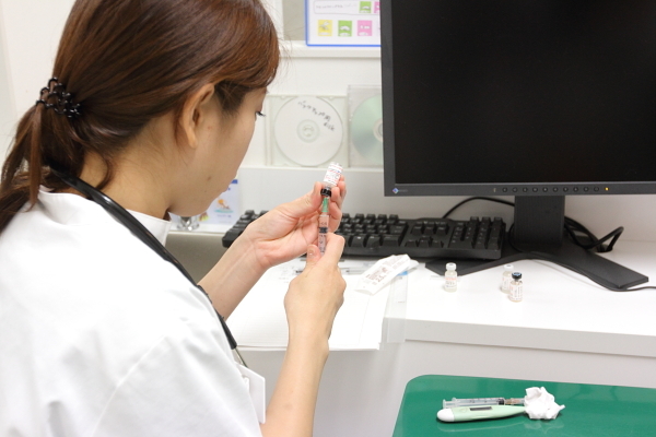 猫のワクチン注射の準備