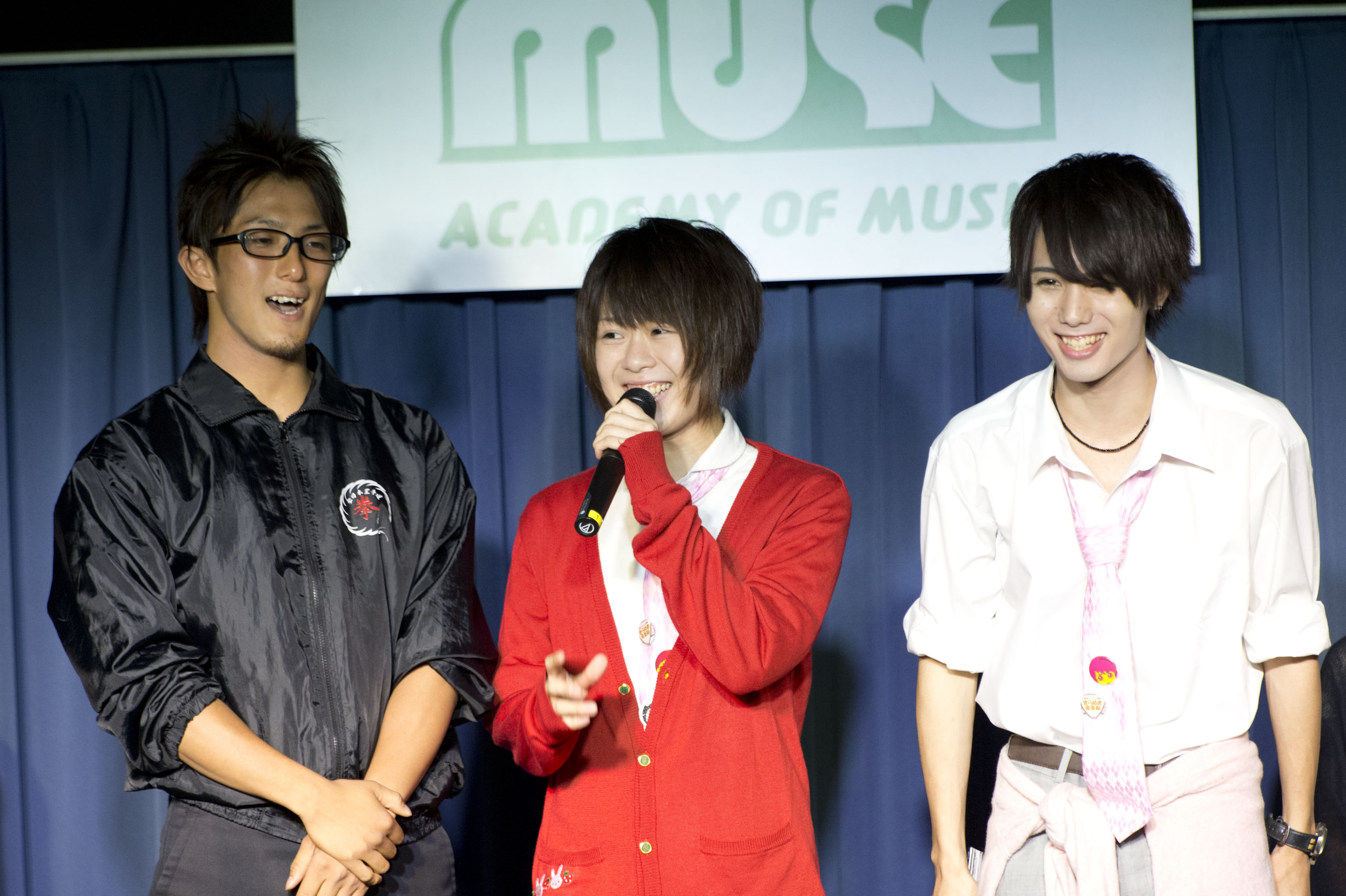 （左から）カジケイ VIKI 荒一陽