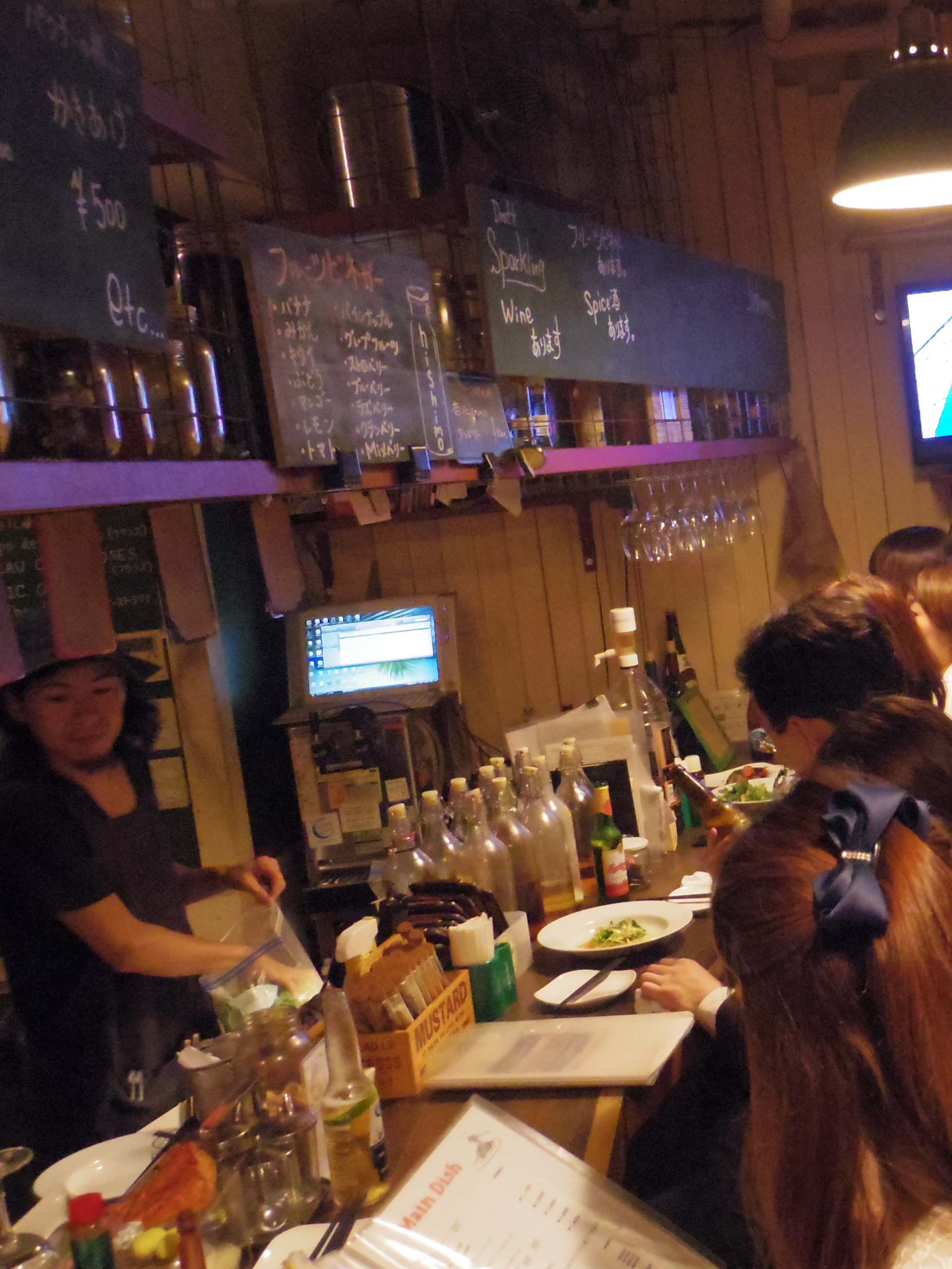 混雑する店内の様子（1）