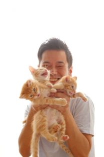 子猫3匹と保護者の記念撮影