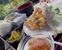 米やオリーブなど、地元食材の定食