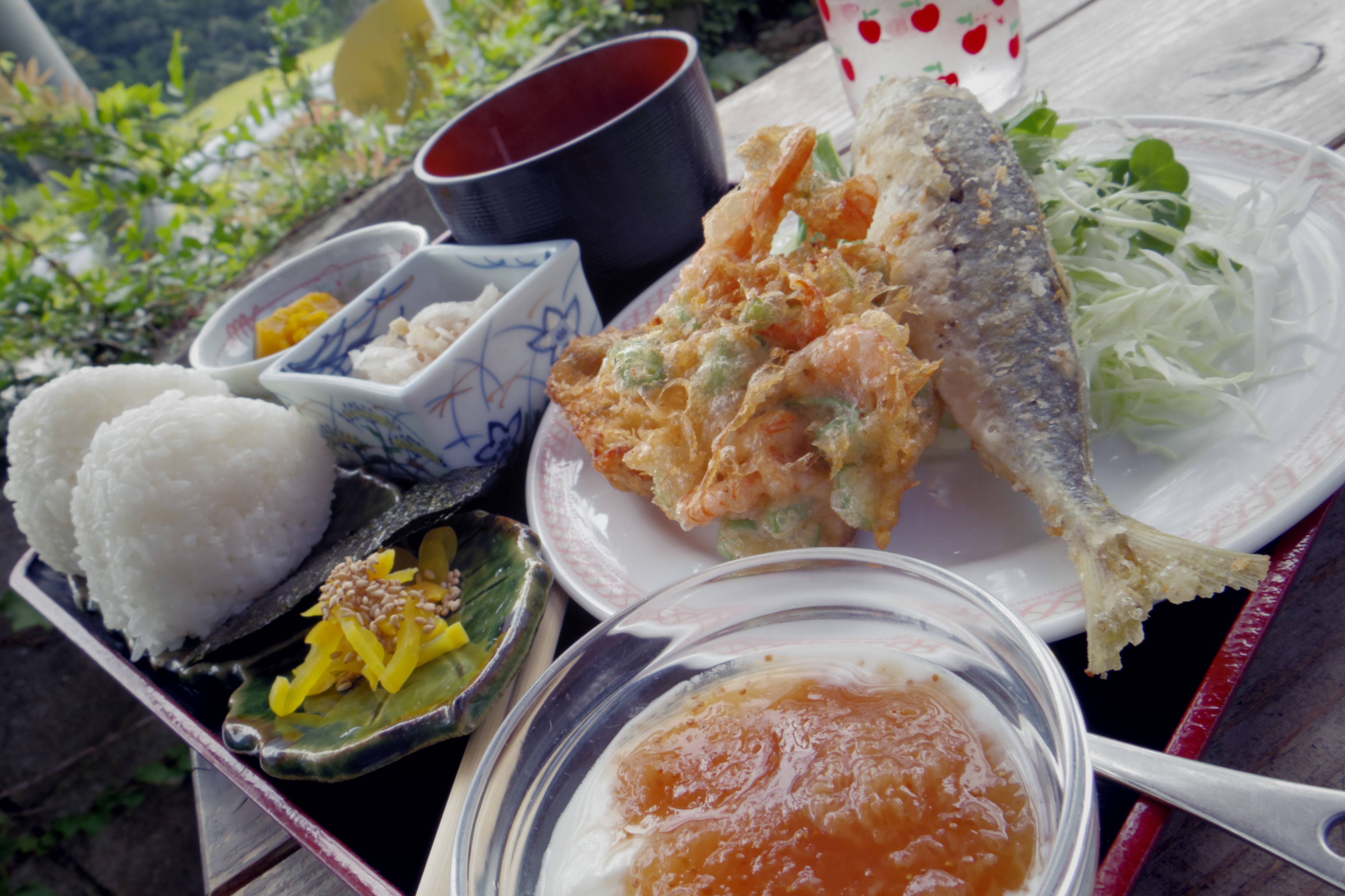 米やオリーブなど、地元食材の定食