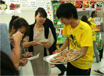 フェスタ・ド・ブラジル(池袋、サンシャインシティ) 試食の様子 フェスタ・ド・ブラジル(池袋、サンシャインシティ) 試食の様子