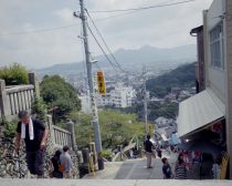 参道から眺めた門前町