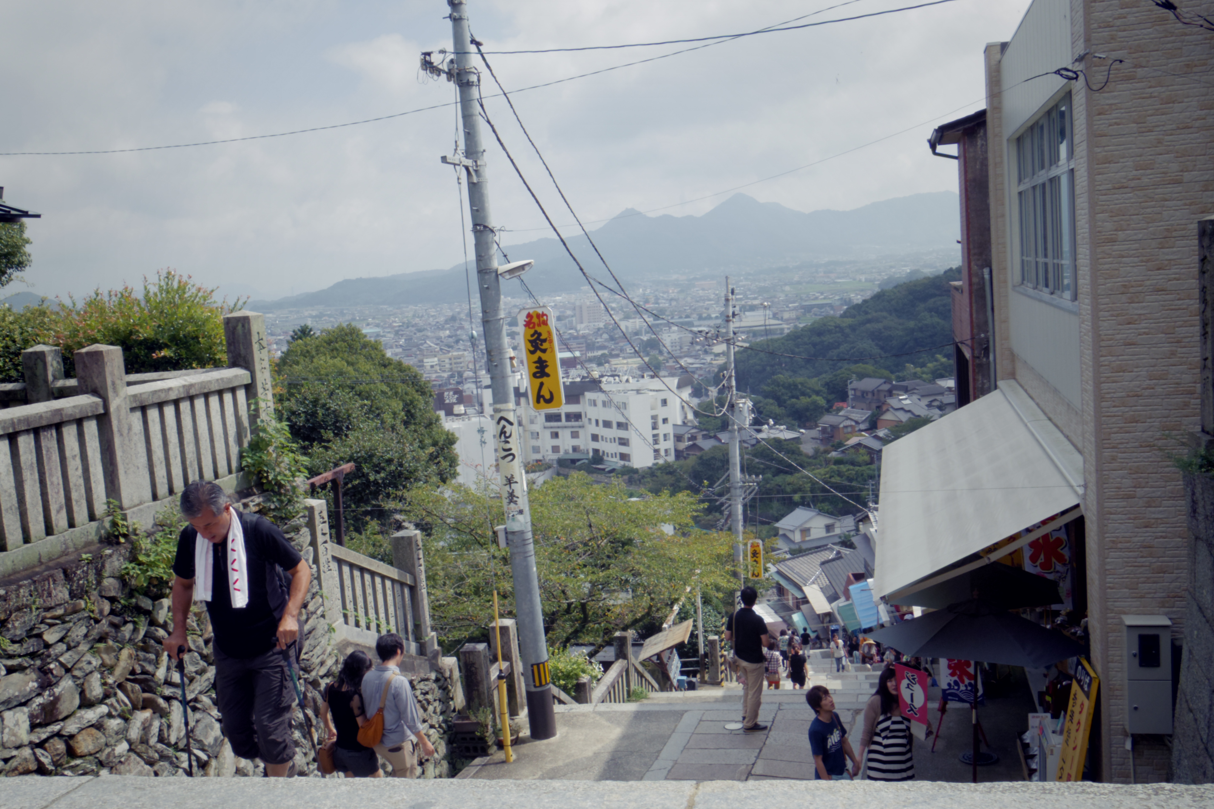 参道から眺めた門前町