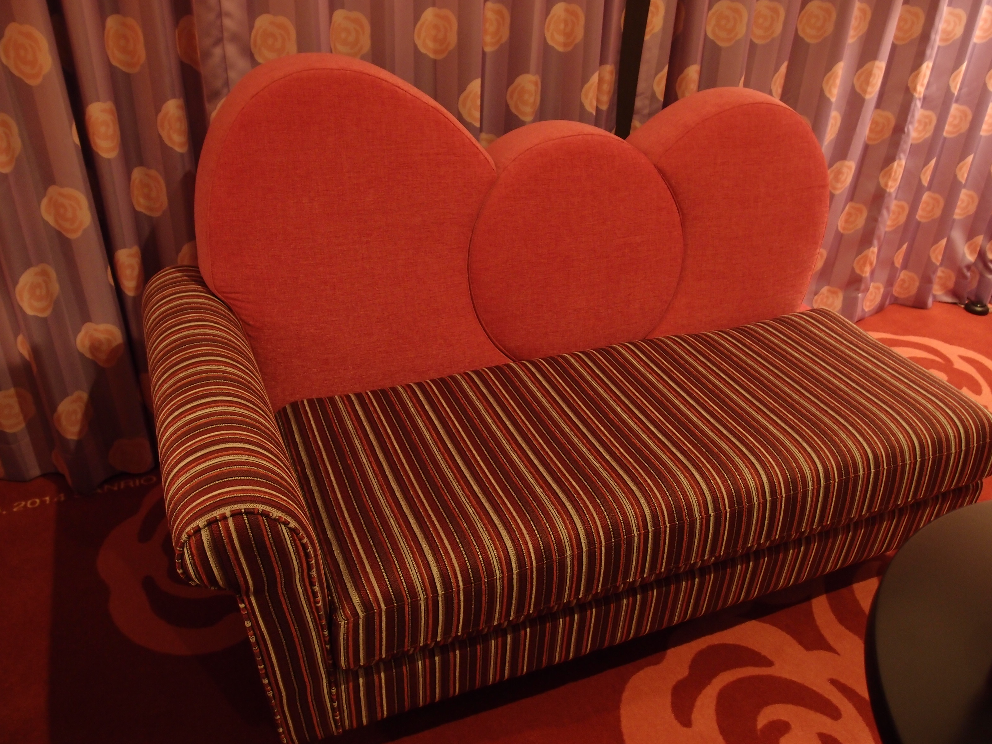 キティのリボンモチーフのソファ