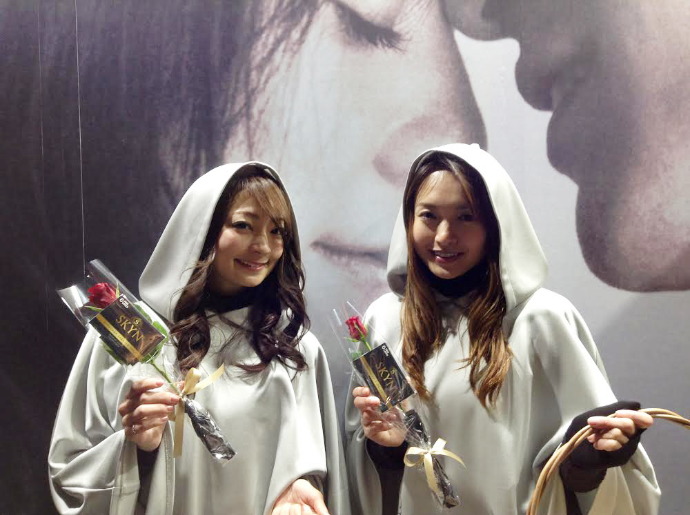 バラの花とコンドームのセットの配布