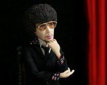 インタビュー中のオダギリ人形（梶原）さん