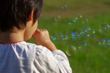 うちの子は今どうしてる?子どもを見守る「腕時計型端末」が登場 うちの子は今どうしてる?子どもを見守る「腕時計型端末」が登場