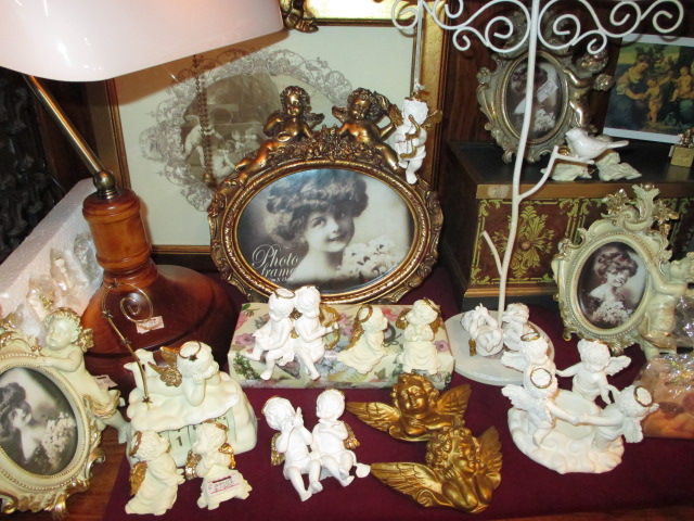 南西の方角に天使の置物、フォトフレーム