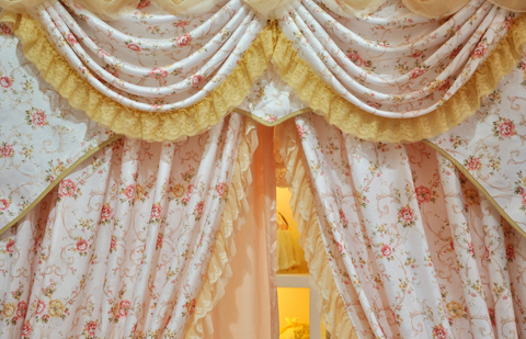 バラ柄のカーテン