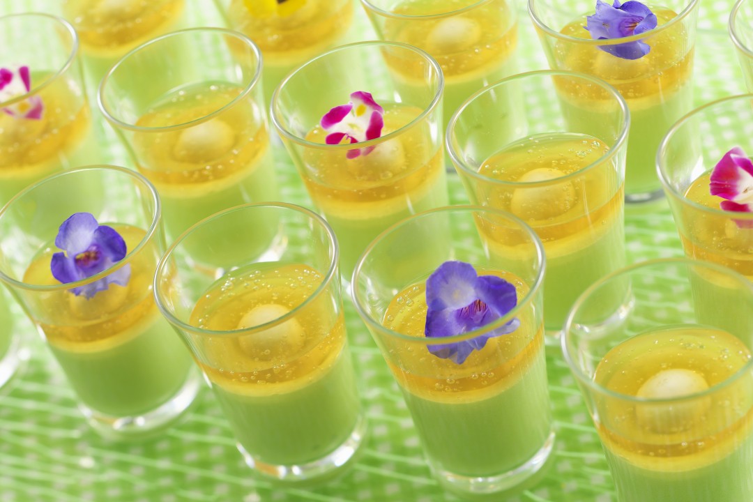 グリーンピースのムースとコンソメジュレ