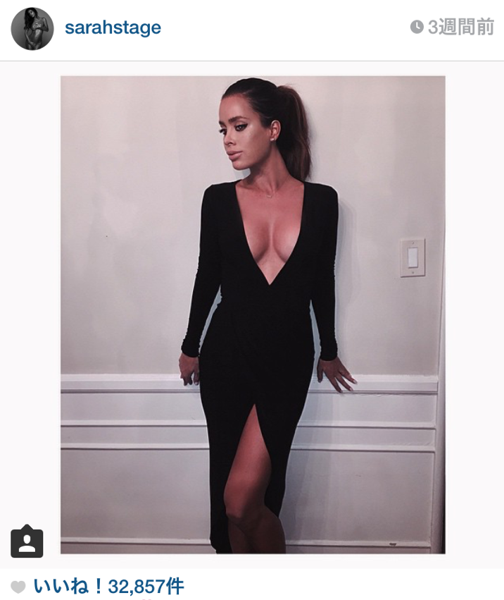 セクシーなドレスに身を包む臨月のサラ