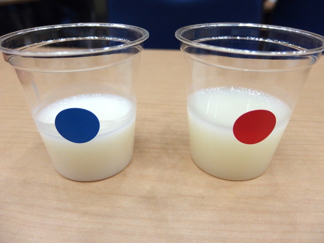 青が一次発酵のもの（カルピス酸乳）、赤が二次発酵のもの