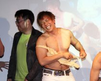 恥ずかしがりながらブラジャーを着けるしみけん