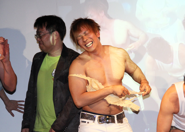 恥ずかしがりながらブラジャーを着けるしみけん