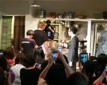 エプロン姿のオカダ選手