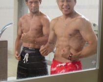 お風呂場でポーズ。サービス精神旺盛なK-1イケメンたち