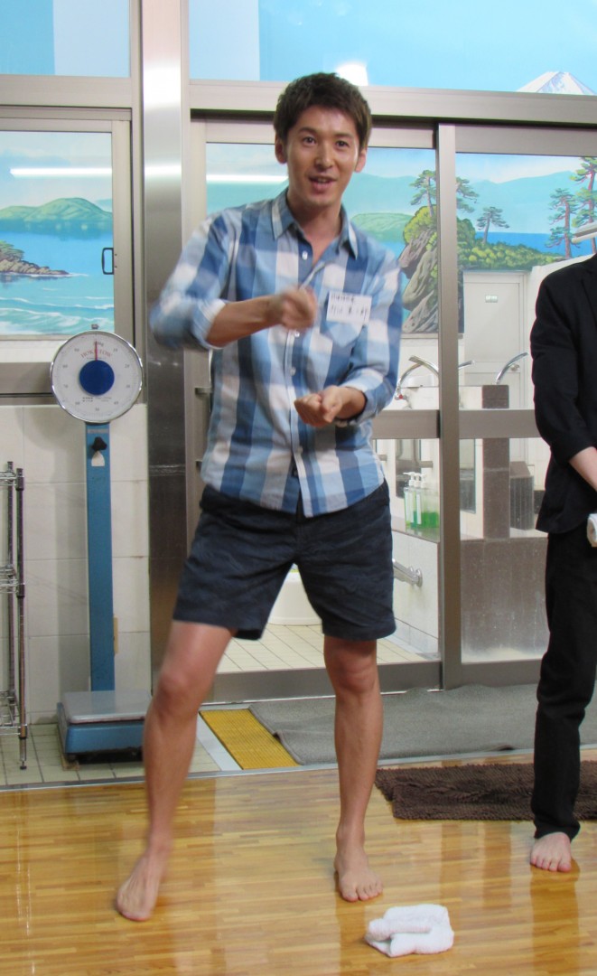 まさかのクッキング・ダンスを披露する寺田さん