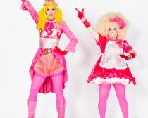 左が「男装の麗人」TOBIさん、右が「しゃべらないキャラ」のMIYAさん