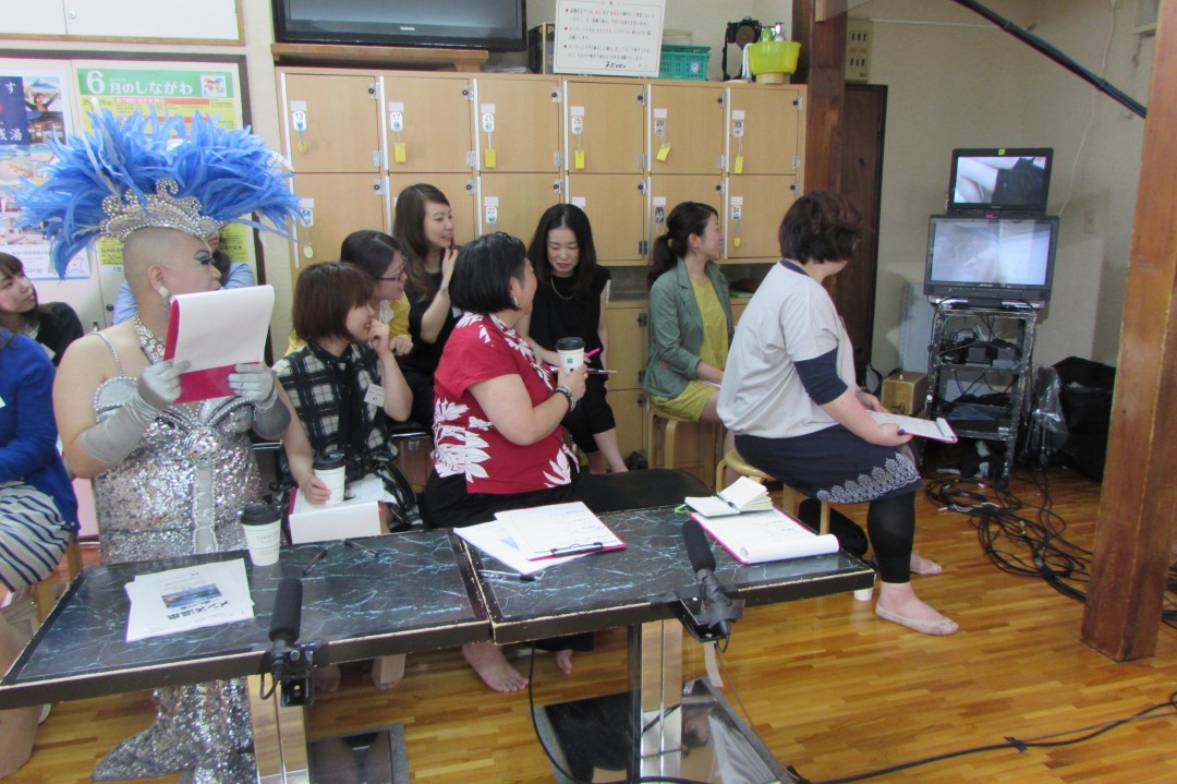 モニター越しにメンズを眺める審査員たち