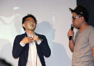 ジェスチャーを交えて衝撃のエロ漫談を披露する森林原人 ジェスチャーを交えて衝撃のエロ漫談を披露する森林原人