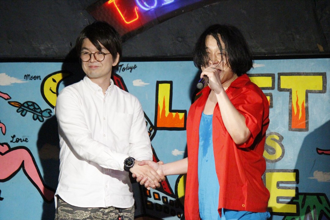 後輩芸人・パーティ内山（左）