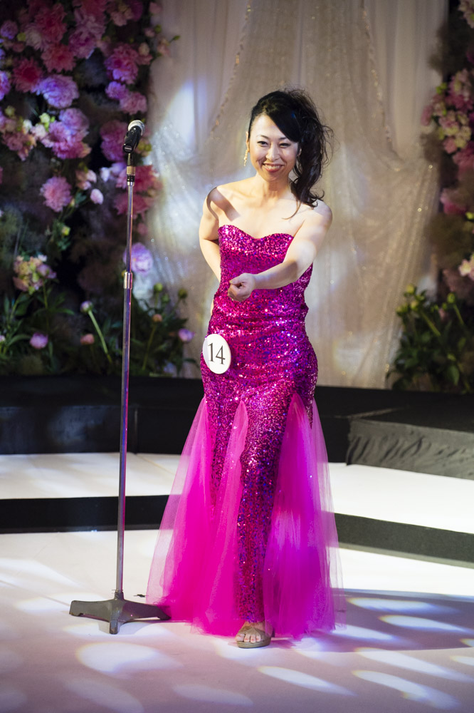 放水ポーズを披露