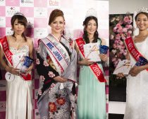 グランプリ受賞者と運営会社代表・鹿野さん(左から2番目)