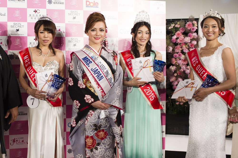 グランプリ受賞者と運営会社代表・鹿野さん（左から2番目）