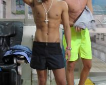 超筋肉質なネオホスト。後ろの瀧川さんも噺家とは思えぬ水着姿