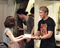 塩ちゃんこと白飯を一人ひとりに手渡しするオカダ選手