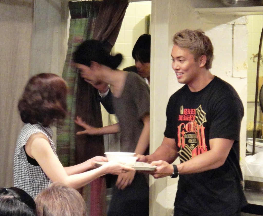 塩ちゃんこと白飯を一人ひとりに手渡しするオカダ選手