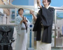 192cmの林家さんによるダイナミックな「南京玉すだれ」