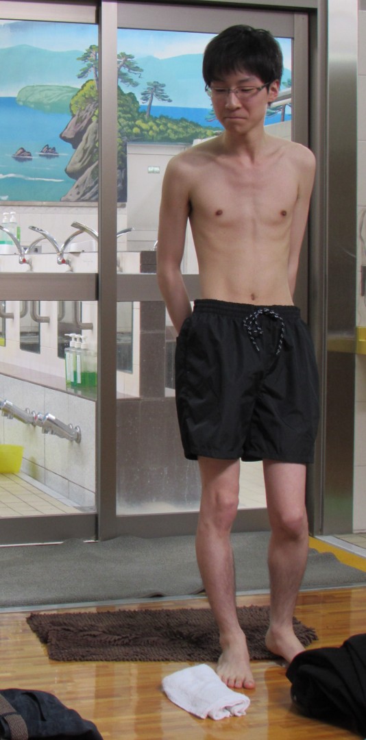 水着姿の大森翔太さん