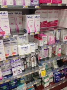 デリケートゾーンケア製品の棚(パリ) デリケートゾーンケア製品の棚(パリ)