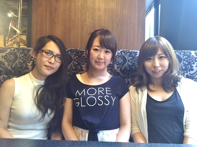 AVメーカー「ラ・コビルナ」の女性社員3名