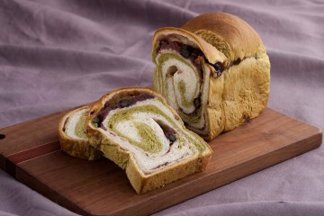 「トミーズ」の宇治金時のようなあん入り食パン