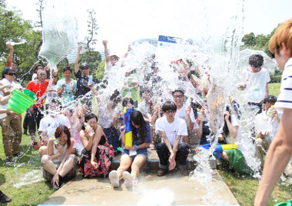 ずぶ濡れの集合写真。なんだか楽しそう