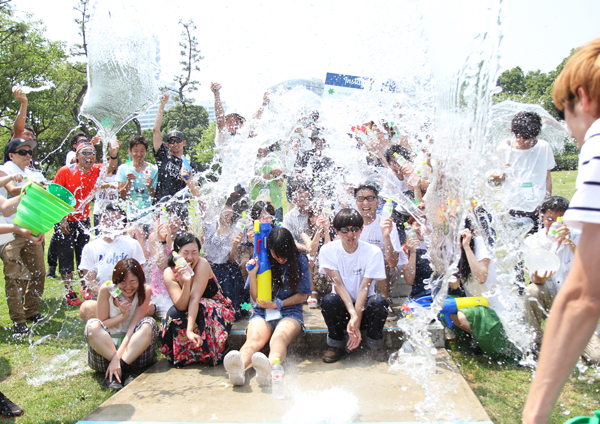 ずぶ濡れの集合写真。なんだか楽しそう