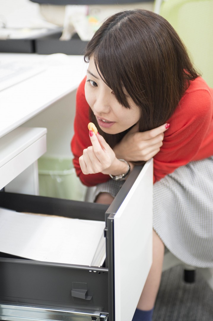 机をのぞきこむフリをしてパクッ