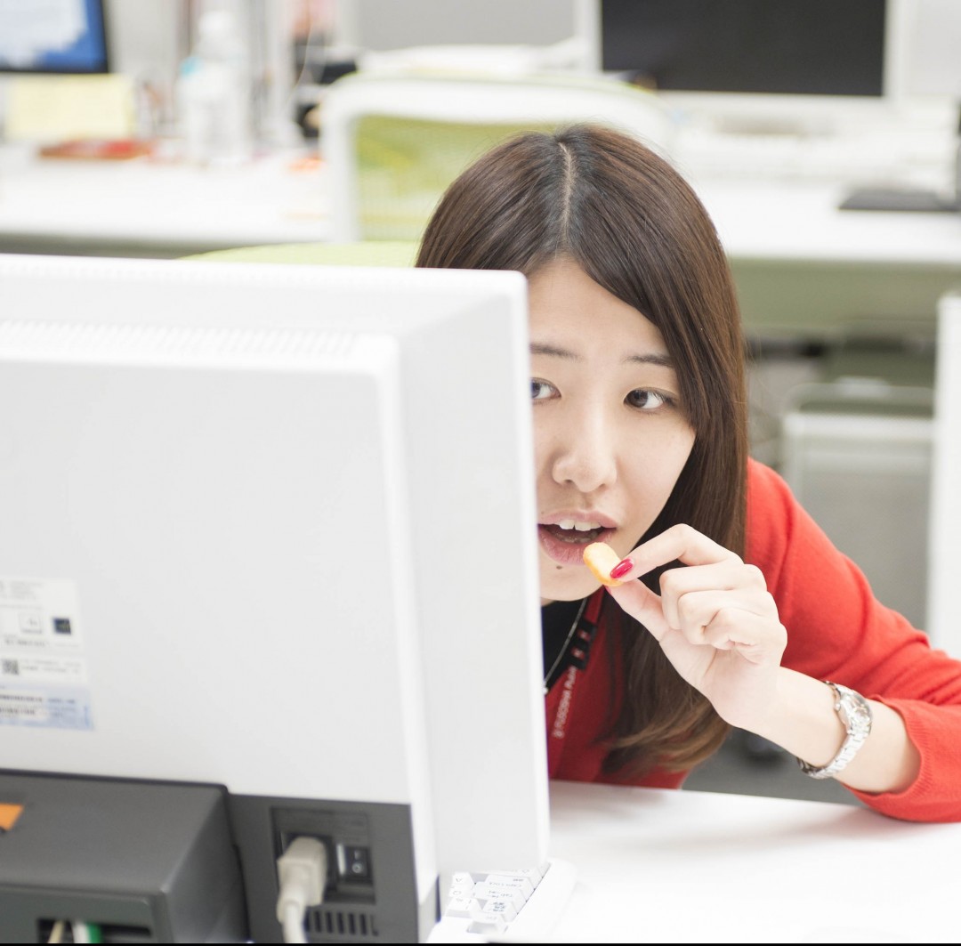 パソコンの影に隠れてパクッ