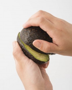 アボカドを2つに割る