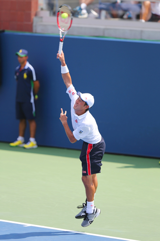 錦織選手のサーブ